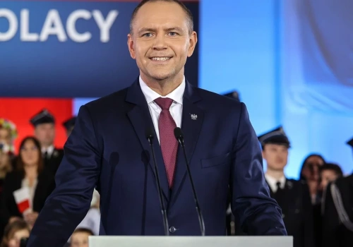 Zaskakujące sceny na wizji. W rolach głównych Nawrocki i snus