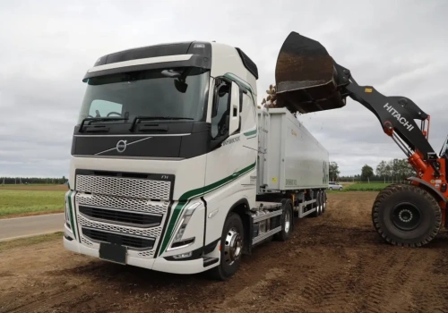 Volvo FH 551 i polska wywrotka marki Zasław w transporcie płodów rolnych po Japonii