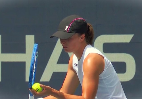 Tenis ziemny: Trzysetowy bój przegrany przez Świątek. Polka odpada z turnieju w Stuttgarcie.