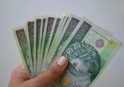 Masz dzieci? Państwo rozdaje prawie 2 tys. zł miesięcznie. Ten próg otwiera drzwi do pieniędzy