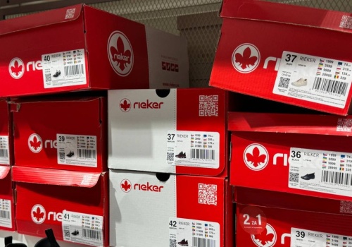 Wygodne jak kapcie, a wydłużają nogi - Rieker przecenia sandałki o 120 zł. Co na to CCC?