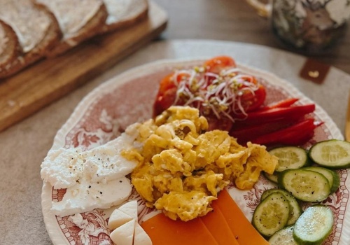 Szybkie śniadania dla zabieganych. 3 sycące dania pełne wartości odżywczych