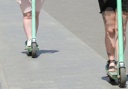 Hulajnogą elektryczną można jeździć po chodniku. Ale są warunki