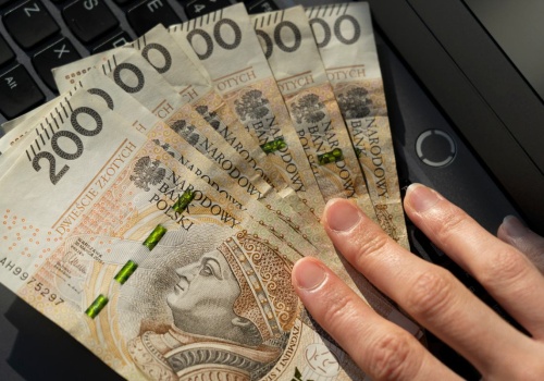 Przelew już poszedł. Ci Polacy powinni sprawdzić rachunki. Państwo wysłało 240 zł dodatku