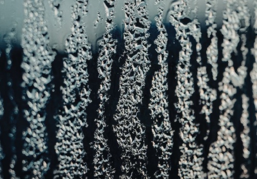 Szyby w aucie ciągle parują? To może być poważny problem, który wpływa na bezpieczeństwo