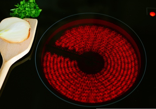 Indukcja to już przeszłość? Polacy szukają zamiennika pożeracza prądu w kuchni