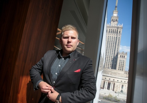 Każdy scenarzysta z Hollywood wybiłby sobie dziurę, stukając się palcem w czoło. A to naprawdę dzieje się teraz w Polsce