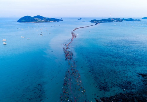 Dwa razy w roku woda się tu rozstępuje. Możesz doświadczyć 