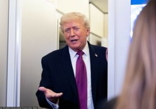 Pomaga Trumpowi we wspieraniu prawicy w Europie. Ma 27 lat