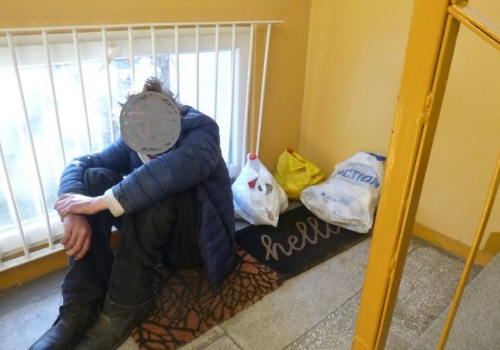 Porzucony pies, podrzucony gruz, bezdomny koczujący na klatce schodowej. Interwencje straży miejskiej