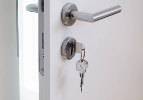 Klucz w drzwiach zostawiony na noc to błąd. Nawet nie wiesz, czym to grozi