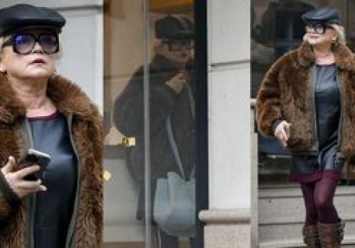 Wystrojona Katarzyna Figura zadaje szyku na środku chodnika. Ikona mody? (ZDJĘCIA)