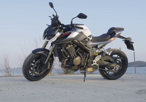 QJ Motor SRK 800: Pragmatyczny powrót do korzeni