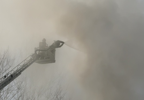 Słup czarnego dymu na kilkaset metrów. Piętnaście zastępów strażaków walczy z pożarem