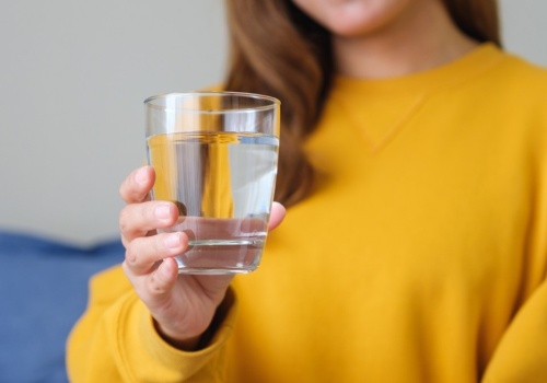 Ile szklanek wody musisz wypić każdego dnia? Najnowsze badania obalają mity
