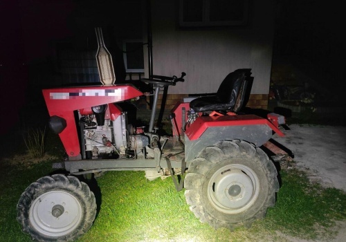 Czerwony ciągnik owiany złą sławą. Kierowca może trafić za kratki