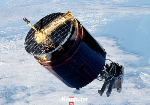 Astronauta złapał spadającego satelitę we własne ręce