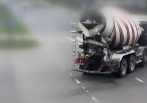 Beton rozlany na jednym z głównych skrzyżowań w Olsztynie. Interweniowały służby