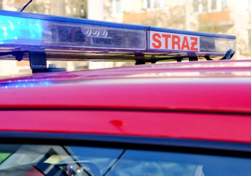 Pożar domu w Warszawie. Z żywiołem walczy 7 zastępów straży