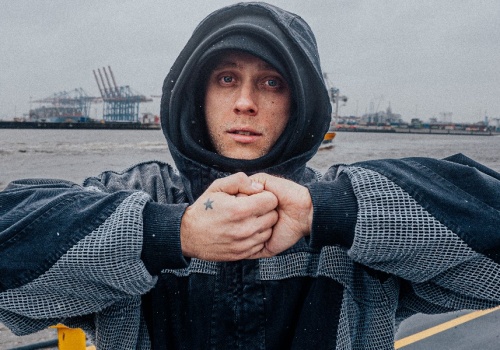 Nowy Polak zalicza 50 tys. słuchaczy na Spotify i puszcza EP-kę „Generalny wykonawca mixtape”