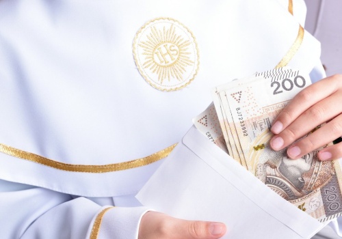 Pieniądze z komunii dziecka. Kto według prawa jest ich właścicielem?