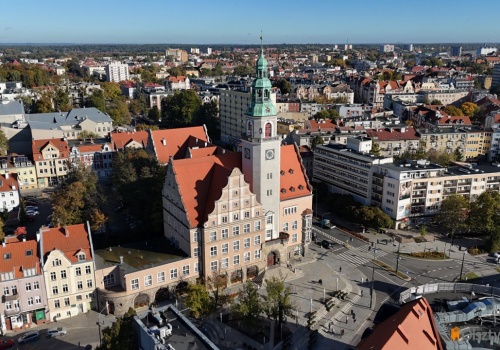 Plac Jana Pawła II: od „cmentarza ubogich” do centrum władzy