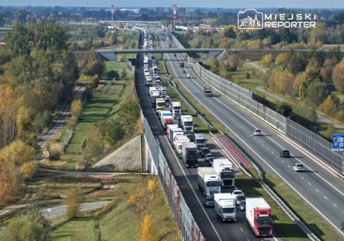Ruch na drogach krajowych wyraźnie wzrósł. Warszawa z najbardziej obciążonymi odcinkami