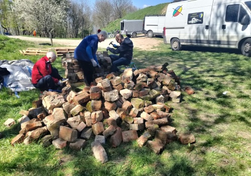 Własnoręcznie ratują pozostałości po Zamku Tarnowskich na Górze św. Marcina