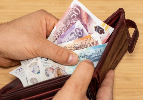 Jedna trzecia mieszkańców UK oszczędza na jedzeniu i ogrzewaniu