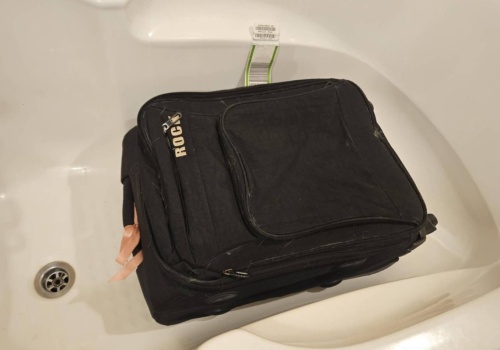 Wchodzę do pokoju i od razu wkładam walizkę do wanny. To chroni mnie przed problemem