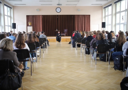 Kard. Grzegorz Ryś spotkał się z uczniami VIII LO. „Spotkanie z Chrystusem prowadzi do Kościoła”