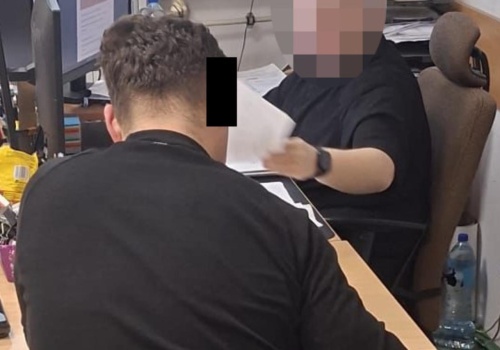 Jatka na Żoliborzu. Motocyklista złamał nos kierowcy przewozu osób.