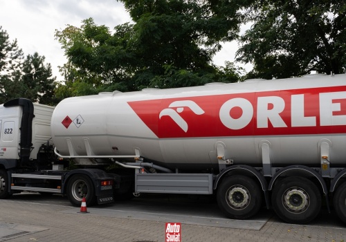 Dobry zwiastun dla kierowców. Fala obniżek hurtowych cen paliw nie słabnie