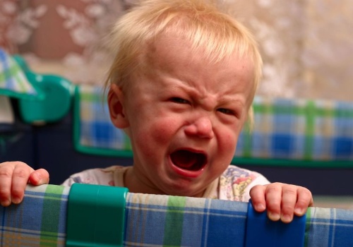 Para sodomitów kupiła sobie dziecko. Teraz je wyśmiewają, gdy płacze za matką