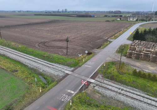 Kolej odcina rolników od pól. 