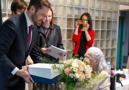 Wyjątkowy jubileusz z okazji setnych urodzin. Życzenia jubilatce złożył prezydent Miszalski