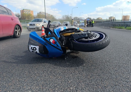 Wypadek motocyklisty w Lublinie. Wjechał w Lexusa, ranny trafił do szpitala