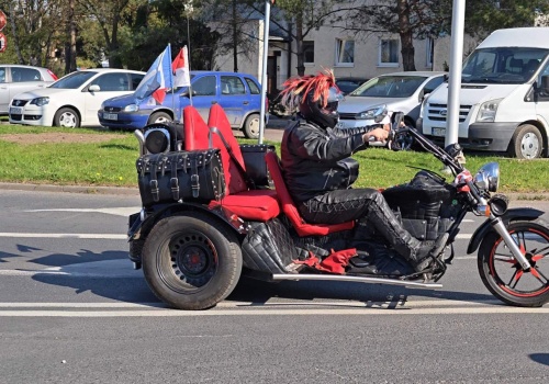 Motocykliści opanowali Ostrów! Setki maszyn i wielkie otwarcie sezonu na Rynku 🏍️☀️
