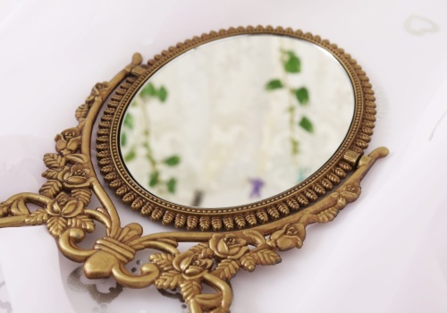 Posyp tym lustro, a miłość cię znajdzie. Prababki mówiły, że warto