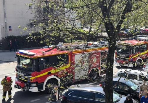 Praga-Południe. Kobieta spaliła się w pożarze przez niedopałek. W mieszkaniu była libacja