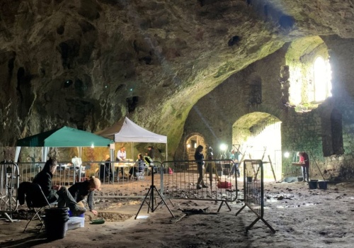 Archeolodzy badają jaskinię ukrytą pod zamkiem. 