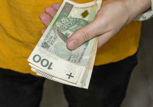 892 zł miesięcznie dla pracujących Polaków. Ten dodatek trafia na konto razem z wypłatą