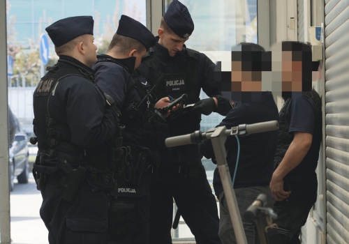 Wielka akcja policji w centrum handlowym. Wylegityminowano ponad 600 osób, zgarnięto krocie