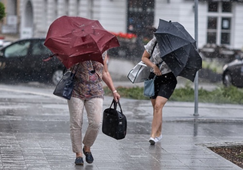 IMGW wydał ostrzeżenia pierwszego i drugiego stopnia. Nadciąga intensywny deszcz