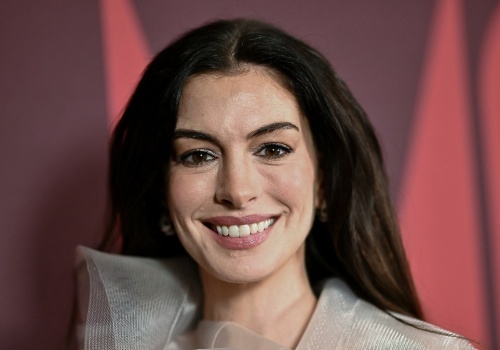 Anne Hathaway bryluje na premierze w prześwitach. Co za kreacja