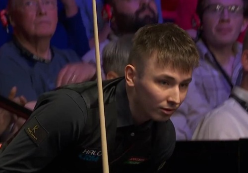 Polak zadebiutował na MŚ. Ależ pojedynek z legendą