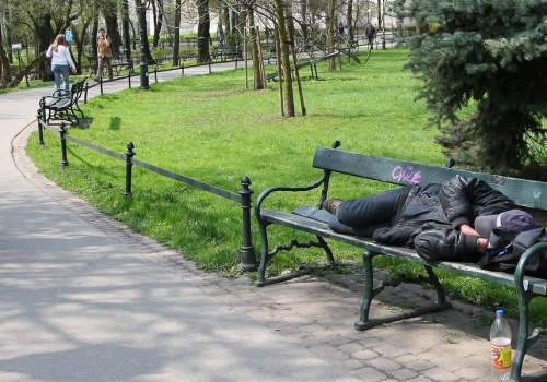 Rocznie przewija się ich przez miasto kilka tysięcy. Jak wygląda twarz krakowskiej bezdomności?