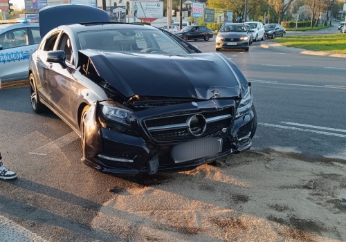 Jeden z kierowców nie patrzył na światła. Zderzenie Mercedesa z Hyundaiem na rondzie przy zamku