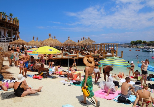 Wojna na Bliskim Wschodzie zmieniła nasze turystyczne nawyki, ale tanie podróże wciąż są możliwe! Jak? Zapiszcie te 5 punktów