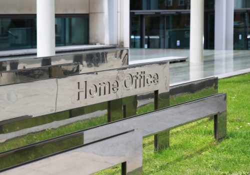 Migranci oszukują, by zostać w UK. Fałszywa przemoc w rodzinie i instrukcje jak kłamać przed Home Office